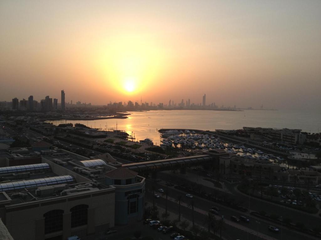 Hotel Le Royal Corniche Salmiya Esterno foto
