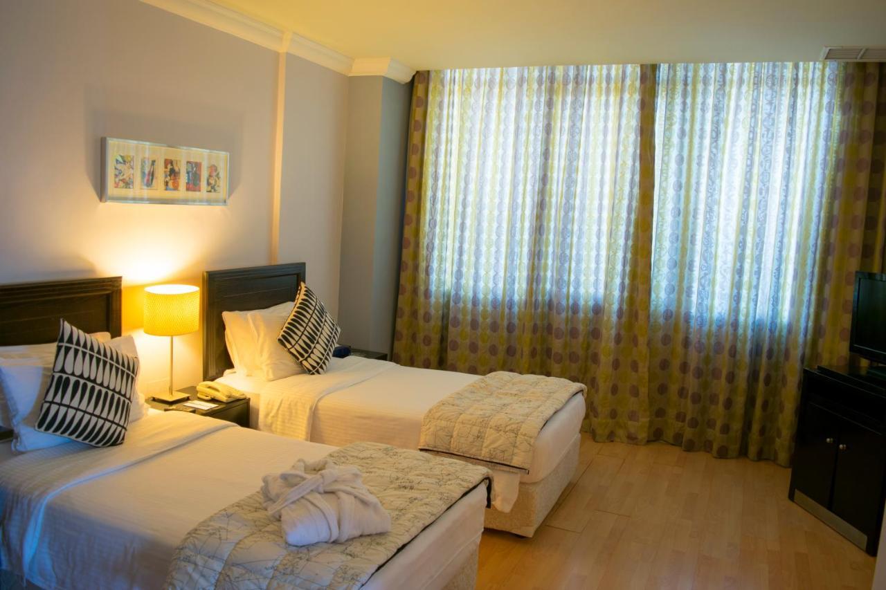 Hotel Le Royal Corniche Salmiya Esterno foto